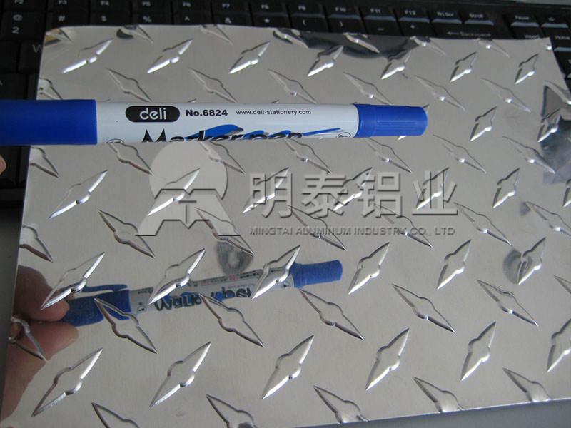 3003-H22花纹铝板_工具箱用指针型花纹铝板多少钱一吨？